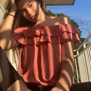 Off the shoulder pink top! 🦋